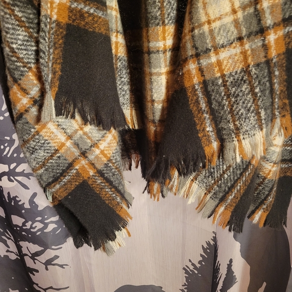 NWT Lincoln Outfitters Clove and Cinnamon plaid Ruana - Picture 4 of 9